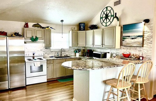 Surfside Beach House | Surfside Beach Home 6 beds. Sleeps 8 to 10