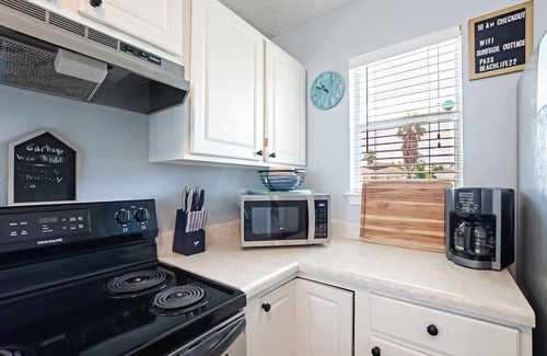 Gulf Breeze House | Surfside Cottage - 3BR/2BA - Close to Beaches & Zoo