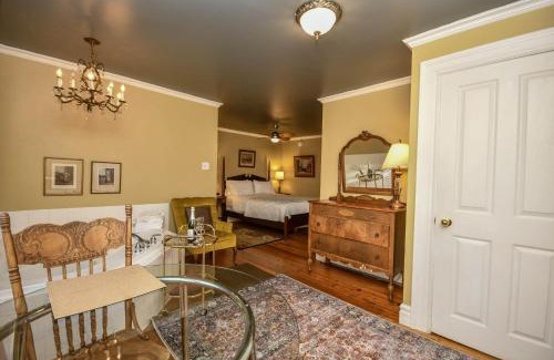 Queensland Hotel | Surfside Inn