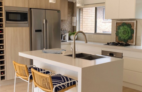 Port Kembla Apartment | Surfside is a luxury getaway for couples with amazing views of Port Kembla beach