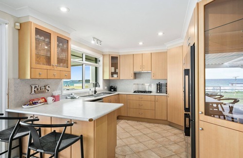 Warilla House | Surfside Solace - 5 bedroom family home with stunning views of Ocean