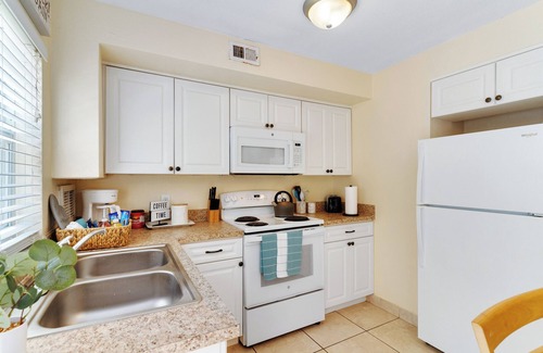Indian Harbour Beach Apartment | Surfside~ Walk to the beach, Pool, BBQ, Games, Gym