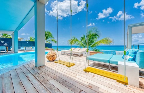 Beacon Hill Villa | Surfsong Villa Chic 6-BR Waterfront Villa with Stunning Views: Luxury, Seclusion and Close to Entertainment
