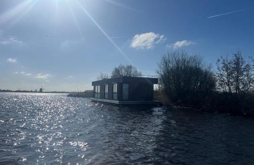 Oud Ade Boat Rental | Surla Houseboat "Walvis" Kagerplassen