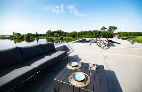 Oud Ade Boat Rental | Surla Houseboat "Walvis" Kagerplassen