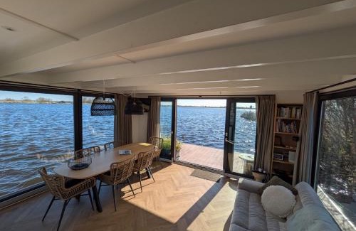 Oud Ade Boat Rental | Surla Houseboat "Walvis" Kagerplassen