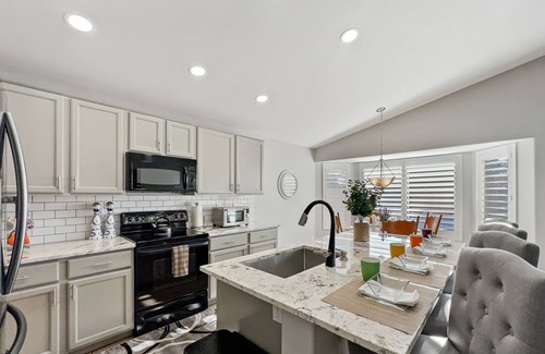 Kingswood Parke House | Surprise Pool Home! Close to Everything. Sleeps 13.