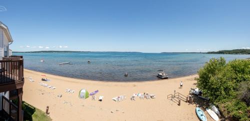 Traverse City House | Surreal Views #328 Beach Pool AC Hot Tub