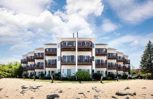 Traverse City House | Surreal Views #328 Beach Pool AC Hot Tub