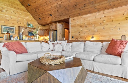 Epworth Cabin | Surreal Views~Outdoor Fireplace Pool Table&Hot Tub