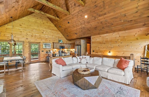 Epworth Cabin | Surreal Views~Outdoor Fireplace Pool Table&Hot Tub