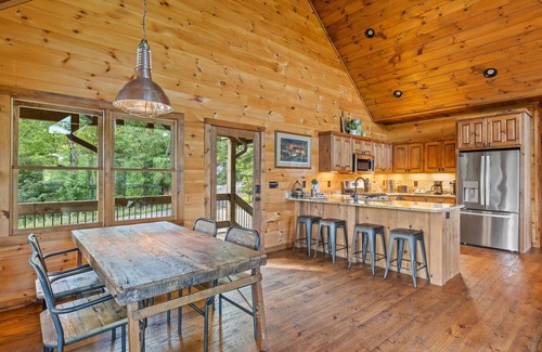 Epworth Cabin | Surreal Views~Outdoor Fireplace Pool Table&Hot Tub