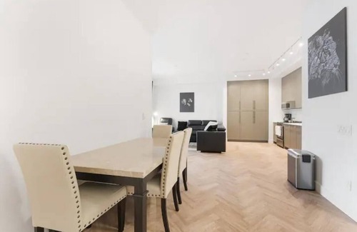 Surrey House | Surrey Central 2B/2B 1000+ sqft & 30 min to DT Van