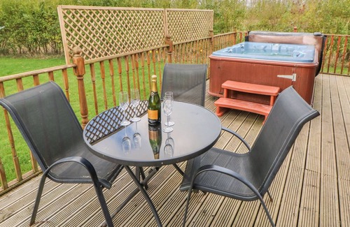 Kiplin Cottage | SURREY LODGE, pet friendly, character holiday cottage in Kiplin