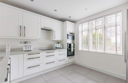 Coulsdon West House | Surrey Stays - 5 bed house - close to Gatwick Airport