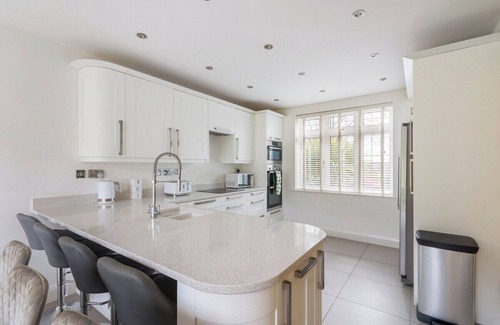Coulsdon West House | Surrey Stays - 5 bed house - close to Gatwick Airport