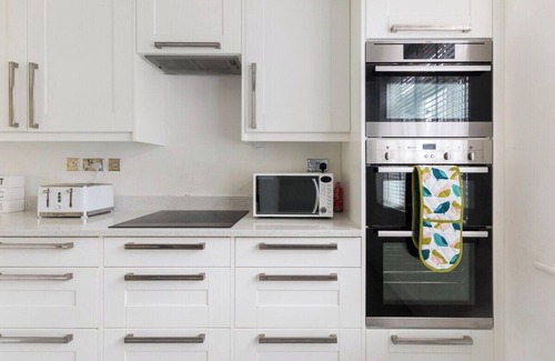 Coulsdon West House | Surrey Stays - 5 bed house - close to Gatwick Airport