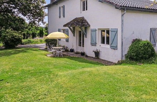 Castel-Sarrazin House | Surrounded by green and quiet countryside welcomes you this cozy cottage with communal pool.