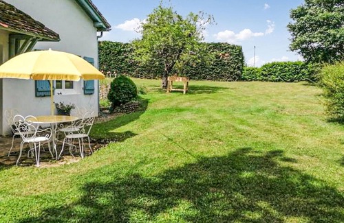 Castel-Sarrazin House | Surrounded by green and quiet countryside welcomes you this cozy cottage with communal pool.