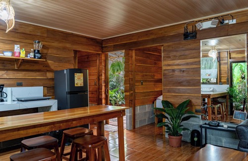 La Fortuna Cabin | Surrounded by nature, large gardens and many birds, an ideal place to rest.