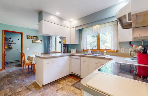 Bradford House | Surrounded by natural beauty with firepit & grill- in wine region