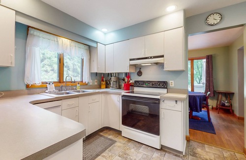 Bradford House | Surrounded by natural beauty with firepit & grill- in wine region
