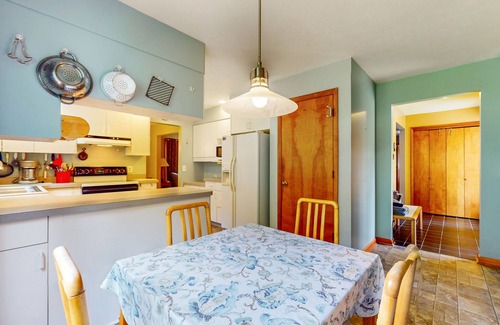 Bradford House | Surrounded by natural beauty with firepit & grill- in wine region