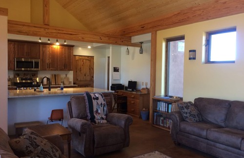 Llano House | Sustainable Mountain Retreat, 12 miles to Sipapu, 27 to Taos, 51 to Santa Fe