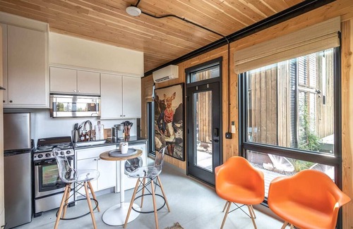 South Perry District Apartment | Sustainable Stay at BlockhouseLife! with Wifi