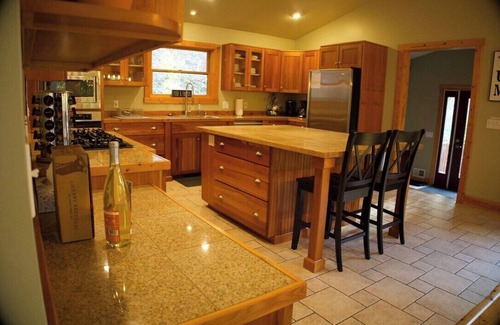 Suttons Bay House | Suttons Bay Therapy-Hot Tub/GameRoom/Fireplace/AC