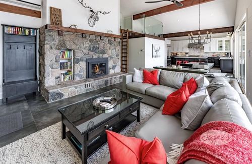 Gravenhurst Cottage | SW Exposure at this 4 bdrm, 3 bath cottage with stunning views of Lake Muskoka!
