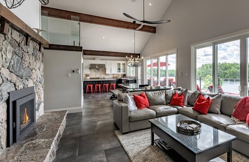 Gravenhurst Cottage | SW Exposure at this 4 bdrm, 3 bath cottage with stunning views of Lake Muskoka!
