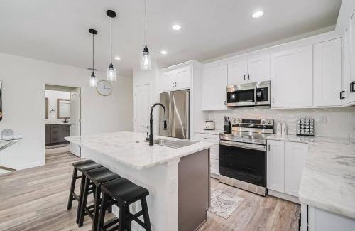 Oakland Hills Villa | SW Florida Luxury Modern Retreat, King Bed Suite , Close to Beaches/Golfing/Fishing/Air Ports , 2023 Built