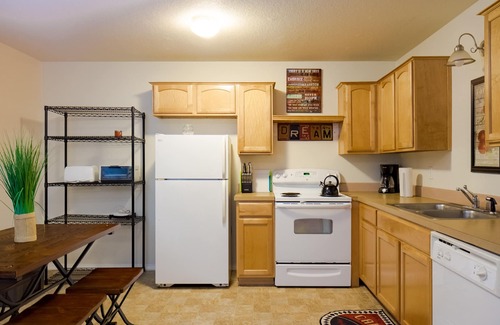 West Portland Park Apartment | SW Portland Close in 2 bedroom unit on private forested lot. Close to OHSU