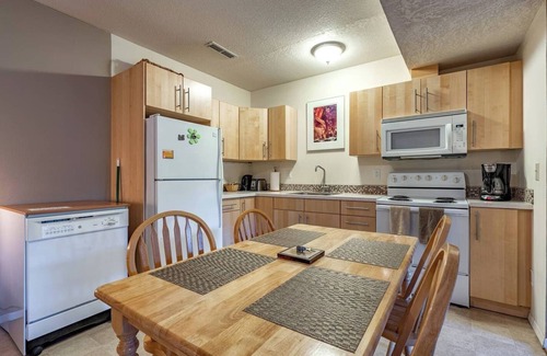 West Hills Apartment | SW Quiet Neighborhood with Territorial View. 10 min to town. Sleeps up to 8