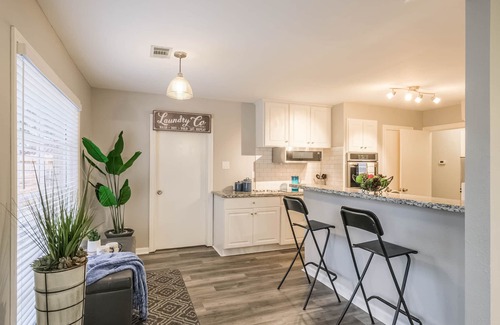 Westbury House | SW Retreat | Sleeps 9 | King Bed | Pet-Friendly | High-Speed WiFi