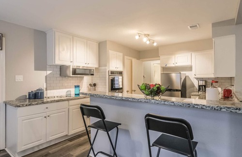 Westbury House | SW Retreat | Sleeps 9 | King Bed | Pet-Friendly | High-Speed WiFi