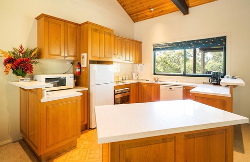 Vacy Cabin | Swagman's Rest Lodge at BANJOS BUSHLAND RETREAT - couples, 1 family or singles