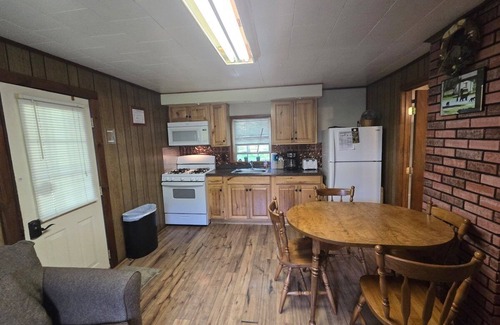 Oakland Cabin | Swallow Falls Cabin 1- Cozy 1-Bedroom Perfect for a Romantic Getaway!