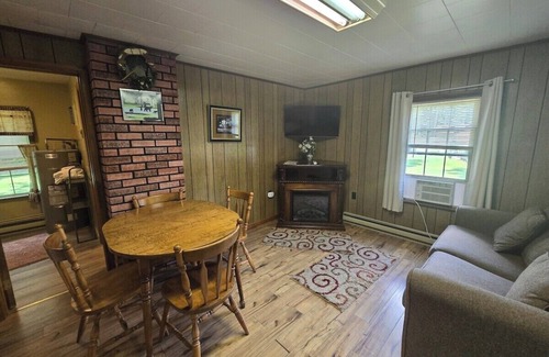Oakland Cabin | Swallow Falls Cabin 1- Cozy 1-Bedroom Perfect for a Romantic Getaway!