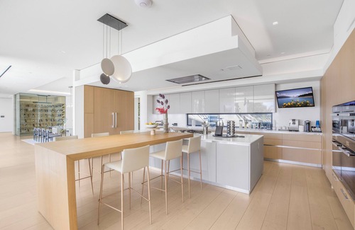 The Bird Streets Villa | Swallow Sanctuary - A Modern Marvel in the Heart of LA