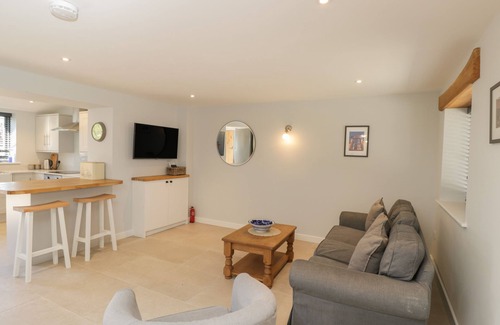 South Leigh House | SWALLOWS, 1 THE OLD STABLES, pet friendly, with a garden in Witney