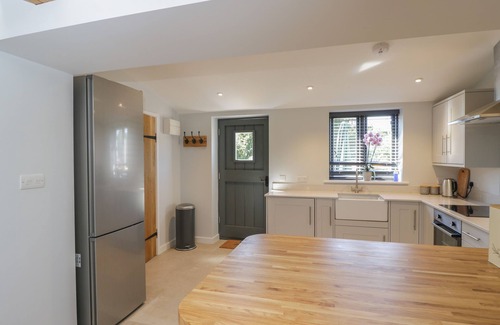 South Leigh House | SWALLOWS, 1 THE OLD STABLES, pet friendly, with a garden in Witney