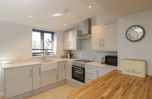 South Leigh House | SWALLOWS, 1 THE OLD STABLES, pet friendly, with a garden in Witney