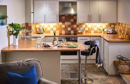 Heligan Apartment | Swallows End - Apartment with hot tub, sauna and pool (Dartmoor)