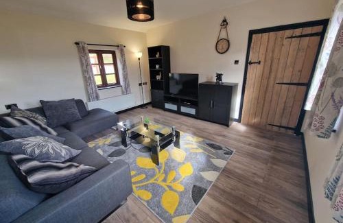 Llanvair Kilgeddin House | Swallows Nest Guest House - With Hot Tub