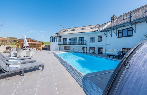 Pembroke House | Swallow’s Rest · Pembrokeshire Near The Beach With Heated Pool