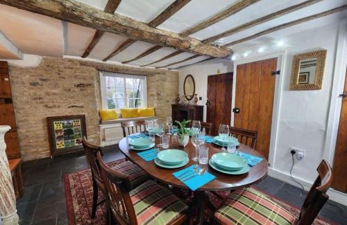 Kidlington House | Swan Cottage, 5-Bedroom, Canal View, River, Private gardens, Free Parking's, WiFi, Oxford