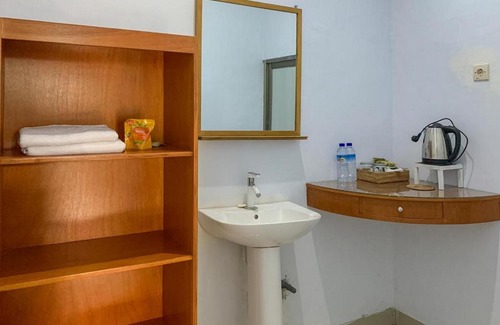 Labuhan Pandan House | Swan Homestay Near Pantai Gili Lampu RedPartner