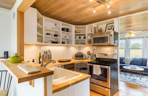 Oak Harbor House | Swan Lake Cottage by AvantStay Views Firepit